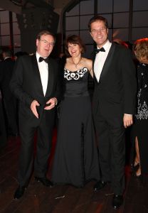 14-10-2007 SHOWBIZZ; POSTUUM EERBETOON AAN GERRIT ZALM.Dit is mijn eerste postume onderscheiding, grapte oud minister Gerrit Zalm nadat hij de Veneca Award 2007 had ontvangen. Veneca voorzitter Hans Rijnierse tevens de topman bij Sodexco had in de Rotterdamde cruise Terminal een fraai gezelschap bijelkaar verzamelt oa. Mark Rutte - Rita Verdonk - Sybilla Dekker - Gerrit Zalm - Ivo Opstelten- Bernard Wientjes- Paul Rosenmuller- Jan Kamminga- Ineke Dezentje- Hlengiwe Mkhize en natuurlijk Willem Hollander die deze avond werd onderscheiden tot ridder in de orde van Oranje Nassau.
foto: Albert den Iseger.