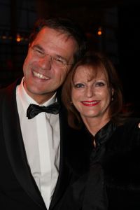 14-10-2007 SHOWBIZZ; POSTUUM EERBETOON AAN GERRIT ZALM.Dit is mijn eerste postume onderscheiding, grapte oud minister Gerrit Zalm nadat hij de Veneca Award 2007 had ontvangen. Veneca voorzitter Hans Rijnierse tevens de topman bij Sodexco had in de Rotterdamde cruise Terminal een fraai gezelschap bijelkaar verzamelt oa. Mark Rutte - Rita Verdonk - Sybilla Dekker - Gerrit Zalm - Ivo Opstelten- Bernard Wientjes- Paul Rosenmuller- Jan Kamminga- Ineke Dezentje- Hlengiwe Mkhize en natuurlijk Willem Hollander die deze avond werd onderscheiden tot ridder in de orde van Oranje Nassau.
foto: Albert den Iseger.