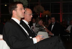 14-10-2007 SHOWBIZZ; POSTUUM EERBETOON AAN GERRIT ZALM.Dit is mijn eerste postume onderscheiding, grapte oud minister Gerrit Zalm nadat hij de Veneca Award 2007 had ontvangen. Veneca voorzitter Hans Rijnierse tevens de topman bij Sodexco had in de Rotterdamde cruise Terminal een fraai gezelschap bijelkaar verzamelt oa. Mark Rutte - Rita Verdonk - Sybilla Dekker - Gerrit Zalm - Ivo Opstelten- Bernard Wientjes- Paul Rosenmuller- Jan Kamminga- Ineke Dezentje- Hlengiwe Mkhize en natuurlijk Willem Hollander die deze avond werd onderscheiden tot ridder in de orde van Oranje Nassau.
foto: Albert den Iseger.