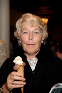 10-10-2007 SHOWBIZZ; PREMIERE VAN CISKE DE RAT EN WEERZIEN VAN BEATRIX MET DANNY DE MUNK NA 23 JAAR. Na 23 jaar was het voor Danny de Munk een weerzien met Koningin Beatrix in Theater Carre. Heel bekend Nederland was naar het theater aan de Amstel gekomen oa. Andre van Duin - Angela Schijf- Anita Witzier- Berend Boudewijn en Martine Bijl- Jeroen Krabbe-Caroline Tensen met Peter Gallas- Willeke Alberti-Linda de Mol-Gordon-Burgemeester Cohn-J.P.Balkenende-Chantal Janzen en nieuwe liefde Marco-Gijs Staverman-Henny Vrienten enz.De Koningin maakte een grappige opmerking aan Ciske de rat alias Dave Dekker, ik vond het Toppie, echt waar. Deze week een uitgebreid verslag in weekblad Prive.
foto: Albert den Iseger.