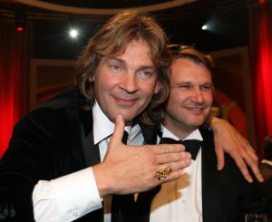 31-10-2007 SHOWBIZZ; TELEVIZIER RING UITREIKING 2007 IN CARRE TE AMSTERDAM. De fel begeerde gouden ring ging dit jaar naar DWDD vab Matthijs van Nieuwkerk. Paul de Leeuw won de Zilveren Televisie ster bij de mannen en Anita Witzier won de Zilveren Televisie Ster bij de dames. De Gooische vrouwen grepen dit jaar naast de Gouden ring maar de dames gingen er nu al vanuit dat de verkiezing van 2008 zeker het goud naar hun waanzinnige populaire serie zal gaan. Heel bekend nederland passeerde de rode loper en iedereen vondt het weer een feest om van te smullen.
foto: Albert den Iseger.