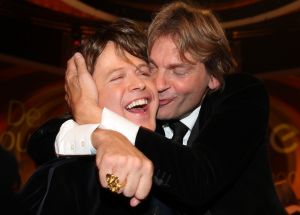 31-10-2007 SHOWBIZZ; TELEVIZIER RING UITREIKING 2007 IN CARRE TE AMSTERDAM. De fel begeerde gouden ring ging dit jaar naar DWDD vab Matthijs van Nieuwkerk. Paul de Leeuw won de Zilveren Televisie ster bij de mannen en Anita Witzier won de Zilveren Televisie Ster bij de dames. De Gooische vrouwen grepen dit jaar naast de Gouden ring maar de dames gingen er nu al vanuit dat de verkiezing van 2008 zeker het goud naar hun waanzinnige populaire serie zal gaan. Heel bekend nederland passeerde de rode loper en iedereen vondt het weer een feest om van te smullen.
foto: Albert den Iseger.