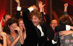 31-10-2007 SHOWBIZZ; TELEVIZIER RING UITREIKING 2007 IN CARRE TE AMSTERDAM. De fel begeerde gouden ring ging dit jaar naar DWDD vab Matthijs van Nieuwkerk. Paul de Leeuw won de Zilveren Televisie ster bij de mannen en Anita Witzier won de Zilveren Televisie Ster bij de dames. De Gooische vrouwen grepen dit jaar naast de Gouden ring maar de dames gingen er nu al vanuit dat de verkiezing van 2008 zeker het goud naar hun waanzinnige populaire serie zal gaan. Heel bekend nederland passeerde de rode loper en iedereen vondt het weer een feest om van te smullen.
foto: Albert den Iseger.