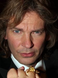 31-10-2007 SHOWBIZZ; TELEVIZIER RING UITREIKING 2007 IN CARRE TE AMSTERDAM. De fel begeerde gouden ring ging dit jaar naar DWDD vab Matthijs van Nieuwkerk. Paul de Leeuw won de Zilveren Televisie ster bij de mannen en Anita Witzier won de Zilveren Televisie Ster bij de dames. De Gooische vrouwen grepen dit jaar naast de Gouden ring maar de dames gingen er nu al vanuit dat de verkiezing van 2008 zeker het goud naar hun waanzinnige populaire serie zal gaan. Heel bekend nederland passeerde de rode loper en iedereen vondt het weer een feest om van te smullen.
foto: Albert den Iseger.
