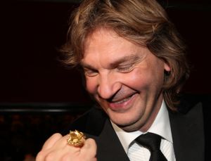 31-10-2007 SHOWBIZZ; TELEVIZIER RING UITREIKING 2007 IN CARRE TE AMSTERDAM. De fel begeerde gouden ring ging dit jaar naar DWDD vab Matthijs van Nieuwkerk. Paul de Leeuw won de Zilveren Televisie ster bij de mannen en Anita Witzier won de Zilveren Televisie Ster bij de dames. De Gooische vrouwen grepen dit jaar naast de Gouden ring maar de dames gingen er nu al vanuit dat de verkiezing van 2008 zeker het goud naar hun waanzinnige populaire serie zal gaan. Heel bekend nederland passeerde de rode loper en iedereen vondt het weer een feest om van te smullen.
foto: Albert den Iseger.