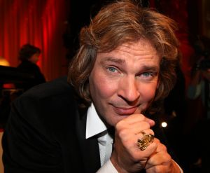 31-10-2007 SHOWBIZZ; TELEVIZIER RING UITREIKING 2007 IN CARRE TE AMSTERDAM. De fel begeerde gouden ring ging dit jaar naar DWDD vab Matthijs van Nieuwkerk. Paul de Leeuw won de Zilveren Televisie ster bij de mannen en Anita Witzier won de Zilveren Televisie Ster bij de dames. De Gooische vrouwen grepen dit jaar naast de Gouden ring maar de dames gingen er nu al vanuit dat de verkiezing van 2008 zeker het goud naar hun waanzinnige populaire serie zal gaan. Heel bekend nederland passeerde de rode loper en iedereen vondt het weer een feest om van te smullen.
foto: Albert den Iseger.31-10-2007 SHOWBIZZ; TELEVIZIER RING UITREIKING 2007 IN CARRE TE AMSTERDAM. De fel begeerde gouden ring ging dit jaar naar DWDD vab Matthijs van Nieuwkerk. Paul de Leeuw won de Zilveren Televisie ster bij de mannen en Anita Witzier won de Zilveren Televisie Ster bij de dames. De Gooische vrouwen grepen dit jaar naast de Gouden ring maar de dames gingen er nu al vanuit dat de verkiezing van 2008 zeker het goud naar hun waanzinnige populaire serie zal gaan. Heel bekend nederland passeerde de rode loper en iedereen vondt het weer een feest om van te smullen.
foto: Albert den Iseger.