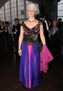 14-10-2007 SHOWBIZZ; POSTUUM EERBETOON AAN GERRIT ZALM.Dit is mijn eerste postume onderscheiding, grapte oud minister Gerrit Zalm nadat hij de Veneca Award 2007 had ontvangen. Veneca voorzitter Hans Rijnierse tevens de topman bij Sodexco had in de Rotterdamde cruise Terminal een fraai gezelschap bijelkaar verzamelt oa. Mark Rutte - Rita Verdonk - Sybilla Dekker - Gerrit Zalm - Ivo Opstelten- Bernard Wientjes- Paul Rosenmuller- Jan Kamminga- Ineke Dezentje- Hlengiwe Mkhize en natuurlijk Willem Hollander die deze avond werd onderscheiden tot ridder in de orde van Oranje Nassau.
foto: Albert den Iseger.