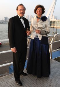 14-10-2007 SHOWBIZZ; POSTUUM EERBETOON AAN GERRIT ZALM.Dit is mijn eerste postume onderscheiding, grapte oud minister Gerrit Zalm nadat hij de Veneca Award 2007 had ontvangen. Veneca voorzitter Hans Rijnierse tevens de topman bij Sodexco had in de Rotterdamde cruise Terminal een fraai gezelschap bijelkaar verzamelt oa. Mark Rutte - Rita Verdonk - Sybilla Dekker - Gerrit Zalm - Ivo Opstelten- Bernard Wientjes- Paul Rosenmuller- Jan Kamminga- Ineke Dezentje- Hlengiwe Mkhize en natuurlijk Willem Hollander die deze avond werd onderscheiden tot ridder in de orde van Oranje Nassau.
foto: Albert den Iseger.