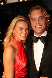 10-10-2007 SHOWBIZZ; PREMIERE VAN CISKE DE RAT EN WEERZIEN VAN BEATRIX MET DANNY DE MUNK NA 23 JAAR. Na 23 jaar was het voor Danny de Munk een weerzien met Koningin Beatrix in Theater Carre. Heel bekend Nederland was naar het theater aan de Amstel gekomen oa. Andre van Duin - Angela Schijf- Anita Witzier- Berend Boudewijn en Martine Bijl- Jeroen Krabbe-Caroline Tensen met Peter Gallas- Willeke Alberti-Linda de Mol-Gordon-Burgemeester Cohn-J.P.Balkenende-Chantal Janzen en nieuwe liefde Marco-Gijs Staverman-Henny Vrienten enz.De Koningin maakte een grappige opmerking aan Ciske de rat alias Dave Dekker, ik vond het Toppie, echt waar. Deze week een uitgebreid verslag in weekblad Prive.
foto: Albert den Iseger.