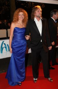 31-10-2007 SHOWBIZZ; TELEVIZIER RING UITREIKING 2007 IN CARRE TE AMSTERDAM. De fel begeerde gouden ring ging dit jaar naar DWDD vab Matthijs van Nieuwkerk. Paul de Leeuw won de Zilveren Televisie ster bij de mannen en Anita Witzier won de Zilveren Televisie Ster bij de dames. De Gooische vrouwen grepen dit jaar naast de Gouden ring maar de dames gingen er nu al vanuit dat de verkiezing van 2008 zeker het goud naar hun waanzinnige populaire serie zal gaan. Heel bekend nederland passeerde de rode loper en iedereen vondt het weer een feest om van te smullen.
foto: Albert den Iseger.