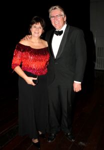 14-10-2007 SHOWBIZZ; POSTUUM EERBETOON AAN GERRIT ZALM.Dit is mijn eerste postume onderscheiding, grapte oud minister Gerrit Zalm nadat hij de Veneca Award 2007 had ontvangen. Veneca voorzitter Hans Rijnierse tevens de topman bij Sodexco had in de Rotterdamde cruise Terminal een fraai gezelschap bijelkaar verzamelt oa. Mark Rutte - Rita Verdonk - Sybilla Dekker - Gerrit Zalm - Ivo Opstelten- Bernard Wientjes- Paul Rosenmuller- Jan Kamminga- Ineke Dezentje- Hlengiwe Mkhize en natuurlijk Willem Hollander die deze avond werd onderscheiden tot ridder in de orde van Oranje Nassau.
foto: Albert den Iseger.