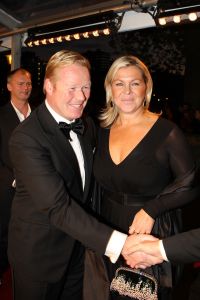 10-10-2007 SHOWBIZZ; PREMIERE VAN CISKE DE RAT EN WEERZIEN VAN BEATRIX MET DANNY DE MUNK NA 23 JAAR. Na 23 jaar was het voor Danny de Munk een weerzien met Koningin Beatrix in Theater Carre. Heel bekend Nederland was naar het theater aan de Amstel gekomen oa. Andre van Duin - Angela Schijf- Anita Witzier- Berend Boudewijn en Martine Bijl- Jeroen Krabbe-Caroline Tensen met Peter Gallas- Willeke Alberti-Linda de Mol-Gordon-Burgemeester Cohn-J.P.Balkenende-Chantal Janzen en nieuwe liefde Marco-Gijs Staverman-Henny Vrienten enz.De Koningin maakte een grappige opmerking aan Ciske de rat alias Dave Dekker, ik vond het Toppie, echt waar. Deze week een uitgebreid verslag in weekblad Prive.
foto: Albert den Iseger.