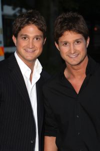 01-10-2007 SHOWBIZZ; RYAN EN DAN KOWARSKY BESTORMEN WERELDWIJD DE HITLIJSTEN.
Ryan en Dan Kowarsky delen meer dan hetzelfde uiterlijk. Deze Canadeze tweeling kan fantastisch zingen. Onder de naam RyanDan maken de jongens hun muziek en RyanDan is niet zomaar een woordspeling. Het verwoord de diepe band die de tweeling hebben. Als ze zingen hoor je niet waar Ryans stem ophoudt en Dans stem begint. Gisteren waren ze te gast bij Life en Cooking waar zij hun single Like the sun zongen.
foto; Albert den Iseger.