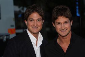 01-10-2007 SHOWBIZZ; RYAN EN DAN KOWARSKY BESTORMEN WERELDWIJD DE HITLIJSTEN.
Ryan en Dan Kowarsky delen meer dan hetzelfde uiterlijk. Deze Canadeze tweeling kan fantastisch zingen. Onder de naam RyanDan maken de jongens hun muziek en RyanDan is niet zomaar een woordspeling. Het verwoord de diepe band die de tweeling hebben. Als ze zingen hoor je niet waar Ryans stem ophoudt en Dans stem begint. Gisteren waren ze te gast bij Life en Cooking waar zij hun single Like the sun zongen.
foto; Albert den Iseger.
