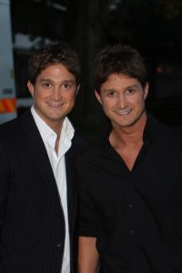 01-10-2007 SHOWBIZZ; RYAN EN DAN KOWARSKY BESTORMEN WERELDWIJD DE HITLIJSTEN.
Ryan en Dan Kowarsky delen meer dan hetzelfde uiterlijk. Deze Canadeze tweeling kan fantastisch zingen. Onder de naam RyanDan maken de jongens hun muziek en RyanDan is niet zomaar een woordspeling. Het verwoord de diepe band die de tweeling hebben. Als ze zingen hoor je niet waar Ryans stem ophoudt en Dans stem begint. Gisteren waren ze te gast bij Life en Cooking waar zij hun single Like the sun zongen.
foto; Albert den Iseger.