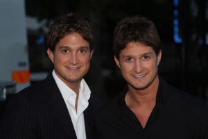 01-10-2007 SHOWBIZZ; RYAN EN DAN KOWARSKY BESTORMEN WERELDWIJD DE HITLIJSTEN.
Ryan en Dan Kowarsky delen meer dan hetzelfde uiterlijk. Deze Canadeze tweeling kan fantastisch zingen. Onder de naam RyanDan maken de jongens hun muziek en RyanDan is niet zomaar een woordspeling. Het verwoord de diepe band die de tweeling hebben. Als ze zingen hoor je niet waar Ryans stem ophoudt en Dans stem begint. Gisteren waren ze te gast bij Life en Cooking waar zij hun single Like the sun zongen.
foto; Albert den Iseger.