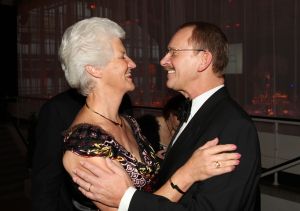 14-10-2007 SHOWBIZZ; POSTUUM EERBETOON AAN GERRIT ZALM.Dit is mijn eerste postume onderscheiding, grapte oud minister Gerrit Zalm nadat hij de Veneca Award 2007 had ontvangen. Veneca voorzitter Hans Rijnierse tevens de topman bij Sodexco had in de Rotterdamde cruise Terminal een fraai gezelschap bijelkaar verzamelt oa. Mark Rutte - Rita Verdonk - Sybilla Dekker - Gerrit Zalm - Ivo Opstelten- Bernard Wientjes- Paul Rosenmuller- Jan Kamminga- Ineke Dezentje- Hlengiwe Mkhize en natuurlijk Willem Hollander die deze avond werd onderscheiden tot ridder in de orde van Oranje Nassau.
foto: Albert den Iseger.