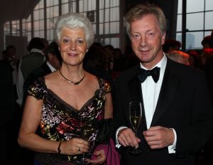 14-10-2007 SHOWBIZZ; POSTUUM EERBETOON AAN GERRIT ZALM.Dit is mijn eerste postume onderscheiding, grapte oud minister Gerrit Zalm nadat hij de Veneca Award 2007 had ontvangen. Veneca voorzitter Hans Rijnierse tevens de topman bij Sodexco had in de Rotterdamde cruise Terminal een fraai gezelschap bijelkaar verzamelt oa. Mark Rutte - Rita Verdonk - Sybilla Dekker - Gerrit Zalm - Ivo Opstelten- Bernard Wientjes- Paul Rosenmuller- Jan Kamminga- Ineke Dezentje- Hlengiwe Mkhize en natuurlijk Willem Hollander die deze avond werd onderscheiden tot ridder in de orde van Oranje Nassau.
foto: Albert den Iseger.