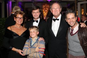 10-10-2007 SHOWBIZZ; PREMIERE VAN CISKE DE RAT EN WEERZIEN VAN BEATRIX MET DANNY DE MUNK NA 23 JAAR. Na 23 jaar was het voor Danny de Munk een weerzien met Koningin Beatrix in Theater Carre. Heel bekend Nederland was naar het theater aan de Amstel gekomen oa. Andre van Duin - Angela Schijf- Anita Witzier- Berend Boudewijn en Martine Bijl- Jeroen Krabbe-Caroline Tensen met Peter Gallas- Willeke Alberti-Linda de Mol-Gordon-Burgemeester Cohn-J.P.Balkenende-Chantal Janzen en nieuwe liefde Marco-Gijs Staverman-Henny Vrienten enz.De Koningin maakte een grappige opmerking aan Ciske de rat alias Dave Dekker, ik vond het Toppie, echt waar. Deze week een uitgebreid verslag in weekblad Prive.
foto: Albert den Iseger.