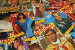 18-10-2007 SHOWBIZZ; ARJAN SNIJDERS EN BART VAN LEEUWEN ONTHULLEN 30 JAAR UPS EN DOWNS VAN VERONICA. In het verenigings gebouw van Veronica te Hilversum werd het eerste boek uitgereikt door de schrijver van het boek Arjan Snijders aan Bart van Leeuwen, Het 586 pagina s dikke boek verteld over de laatste 30 jaar van Veronica met al zijn ups en downs.De naam van Veronica blijft een magische klank hebben in de omroepwereld van radio en tv.
foto: Albert den Iseger.