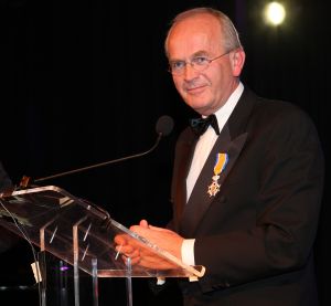 14-10-2007 SHOWBIZZ; POSTUUM EERBETOON AAN GERRIT ZALM.Dit is mijn eerste postume onderscheiding, grapte oud minister Gerrit Zalm nadat hij de Veneca Award 2007 had ontvangen. Veneca voorzitter Hans Rijnierse tevens de topman bij Sodexco had in de Rotterdamde cruise Terminal een fraai gezelschap bijelkaar verzamelt oa. Mark Rutte - Rita Verdonk - Sybilla Dekker - Gerrit Zalm - Ivo Opstelten- Bernard Wientjes- Paul Rosenmuller- Jan Kamminga- Ineke Dezentje- Hlengiwe Mkhize en natuurlijk Willem Hollander die deze avond werd onderscheiden tot ridder in de orde van Oranje Nassau.
foto: Albert den Iseger.