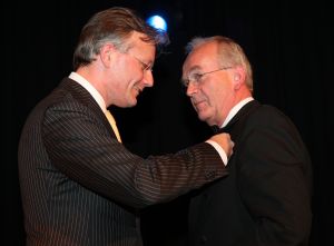 14-10-2007 SHOWBIZZ; POSTUUM EERBETOON AAN GERRIT ZALM.Dit is mijn eerste postume onderscheiding, grapte oud minister Gerrit Zalm nadat hij de Veneca Award 2007 had ontvangen. Veneca voorzitter Hans Rijnierse tevens de topman bij Sodexco had in de Rotterdamde cruise Terminal een fraai gezelschap bijelkaar verzamelt oa. Mark Rutte - Rita Verdonk - Sybilla Dekker - Gerrit Zalm - Ivo Opstelten- Bernard Wientjes- Paul Rosenmuller- Jan Kamminga- Ineke Dezentje- Hlengiwe Mkhize en natuurlijk Willem Hollander die deze avond werd onderscheiden tot ridder in de orde van Oranje Nassau.
foto: Albert den Iseger.