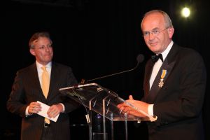 14-10-2007 SHOWBIZZ; POSTUUM EERBETOON AAN GERRIT ZALM.Dit is mijn eerste postume onderscheiding, grapte oud minister Gerrit Zalm nadat hij de Veneca Award 2007 had ontvangen. Veneca voorzitter Hans Rijnierse tevens de topman bij Sodexco had in de Rotterdamde cruise Terminal een fraai gezelschap bijelkaar verzamelt oa. Mark Rutte - Rita Verdonk - Sybilla Dekker - Gerrit Zalm - Ivo Opstelten- Bernard Wientjes- Paul Rosenmuller- Jan Kamminga- Ineke Dezentje- Hlengiwe Mkhize en natuurlijk Willem Hollander die deze avond werd onderscheiden tot ridder in de orde van Oranje Nassau.
foto: Albert den Iseger.