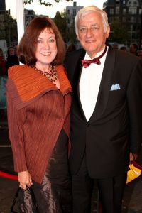 10-10-2007 SHOWBIZZ; PREMIERE VAN CISKE DE RAT EN WEERZIEN VAN BEATRIX MET DANNY DE MUNK NA 23 JAAR. Na 23 jaar was het voor Danny de Munk een weerzien met Koningin Beatrix in Theater Carre. Heel bekend Nederland was naar het theater aan de Amstel gekomen oa. Andre van Duin - Angela Schijf- Anita Witzier- Berend Boudewijn en Martine Bijl- Jeroen Krabbe-Caroline Tensen met Peter Gallas- Willeke Alberti-Linda de Mol-Gordon-Burgemeester Cohn-J.P.Balkenende-Chantal Janzen en nieuwe liefde Marco-Gijs Staverman-Henny Vrienten enz.De Koningin maakte een grappige opmerking aan Ciske de rat alias Dave Dekker, ik vond het Toppie, echt waar. Deze week een uitgebreid verslag in weekblad Prive.
foto: Albert den Iseger.