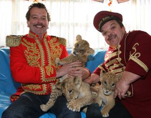 15-10-2008 SHOWBIZZ; WIE VERZINT EEN NAAM VOOR DE 5 WELPJES VAN CIRCUS RENZ. Robert Ronday en Milko Steijvers van Circus Renz zijn maar al te trots op hun 5 welpjes maar een naam bedenken daar zijn ze nou net even te druk voor dus laten ze dat over aan de lezers van weekblad Prive.
foto: Albert den Iseger.