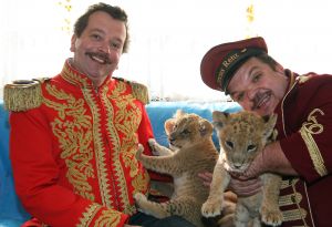 15-10-2008 SHOWBIZZ; WIE VERZINT EEN NAAM VOOR DE 5 WELPJES VAN CIRCUS RENZ. Robert Ronday en Milko Steijvers van Circus Renz zijn maar al te trots op hun 5 welpjes maar een naam bedenken daar zijn ze nou net even te druk voor dus laten ze dat over aan de lezers van weekblad Prive.
foto: Albert den Iseger.