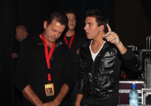 16-10-2008 SHOWBIZZ; JAN SMIT KOMT NAAR U TOE MET ONWIJS VEEL MUZIEK.Na een jaar uitstel door zijn stemoperatie is de tournee van Jan Smit eindelijk van start gegaan. In een uitverkochte Rijnhal in Arnhem ging het dak er bijna vanaf. Yolanthe genoot van het concert tussen het publiek en liet af en toe een heuse traan. Wij waren erbij en maakten een backstage verhaal over hoe en wat er op zo n avond gebeurt.
foto: Albert den Iseger.