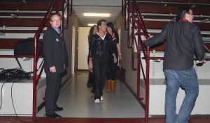 16-10-2008 SHOWBIZZ; JAN SMIT KOMT NAAR U TOE MET ONWIJS VEEL MUZIEK.Na een jaar uitstel door zijn stemoperatie is de tournee van Jan Smit eindelijk van start gegaan. In een uitverkochte Rijnhal in Arnhem ging het dak er bijna vanaf. Yolanthe genoot van het concert tussen het publiek en liet af en toe een heuse traan. Wij waren erbij en maakten een backstage verhaal over hoe en wat er op zo n avond gebeurt.
foto: Albert den Iseger.
