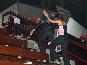 16-10-2008 SHOWBIZZ; JAN SMIT KOMT NAAR U TOE MET ONWIJS VEEL MUZIEK.Na een jaar uitstel door zijn stemoperatie is de tournee van Jan Smit eindelijk van start gegaan. In een uitverkochte Rijnhal in Arnhem ging het dak er bijna vanaf. Yolanthe genoot van het concert tussen het publiek en liet af en toe een heuse traan. Wij waren erbij en maakten een backstage verhaal over hoe en wat er op zo n avond gebeurt.
foto: Albert den Iseger.