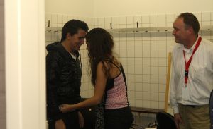 16-10-2008 SHOWBIZZ; JAN SMIT KOMT NAAR U TOE MET ONWIJS VEEL MUZIEK.Na een jaar uitstel door zijn stemoperatie is de tournee van Jan Smit eindelijk van start gegaan. In een uitverkochte Rijnhal in Arnhem ging het dak er bijna vanaf. Yolanthe genoot van het concert tussen het publiek en liet af en toe een heuse traan. Wij waren erbij en maakten een backstage verhaal over hoe en wat er op zo n avond gebeurt.
foto: Albert den Iseger.
