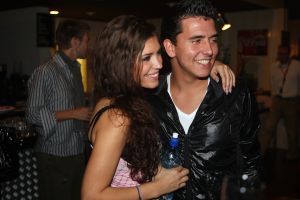 16-10-2008 SHOWBIZZ; JAN SMIT KOMT NAAR U TOE MET ONWIJS VEEL MUZIEK.Na een jaar uitstel door zijn stemoperatie is de tournee van Jan Smit eindelijk van start gegaan. In een uitverkochte Rijnhal in Arnhem ging het dak er bijna vanaf. Yolanthe genoot van het concert tussen het publiek en liet af en toe een heuse traan. Wij waren erbij en maakten een backstage verhaal over hoe en wat er op zo n avond gebeurt.
foto: Albert den Iseger.