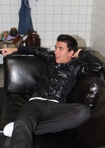 16-10-2008 SHOWBIZZ; JAN SMIT KOMT NAAR U TOE MET ONWIJS VEEL MUZIEK.Na een jaar uitstel door zijn stemoperatie is de tournee van Jan Smit eindelijk van start gegaan. In een uitverkochte Rijnhal in Arnhem ging het dak er bijna vanaf. Yolanthe genoot van het concert tussen het publiek en liet af en toe een heuse traan. Wij waren erbij en maakten een backstage verhaal over hoe en wat er op zo n avond gebeurt.
foto: Albert den Iseger.