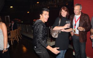 16-10-2008 SHOWBIZZ; JAN SMIT KOMT NAAR U TOE MET ONWIJS VEEL MUZIEK.Na een jaar uitstel door zijn stemoperatie is de tournee van Jan Smit eindelijk van start gegaan. In een uitverkochte Rijnhal in Arnhem ging het dak er bijna vanaf. Yolanthe genoot van het concert tussen het publiek en liet af en toe een heuse traan. Wij waren erbij en maakten een backstage verhaal over hoe en wat er op zo n avond gebeurt.
foto: Albert den Iseger.