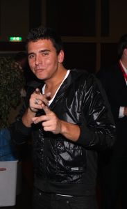 16-10-2008 SHOWBIZZ; JAN SMIT KOMT NAAR U TOE MET ONWIJS VEEL MUZIEK.Na een jaar uitstel door zijn stemoperatie is de tournee van Jan Smit eindelijk van start gegaan. In een uitverkochte Rijnhal in Arnhem ging het dak er bijna vanaf. Yolanthe genoot van het concert tussen het publiek en liet af en toe een heuse traan. Wij waren erbij en maakten een backstage verhaal over hoe en wat er op zo n avond gebeurt.
foto: Albert den Iseger.