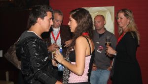 16-10-2008 SHOWBIZZ; JAN SMIT KOMT NAAR U TOE MET ONWIJS VEEL MUZIEK.Na een jaar uitstel door zijn stemoperatie is de tournee van Jan Smit eindelijk van start gegaan. In een uitverkochte Rijnhal in Arnhem ging het dak er bijna vanaf. Yolanthe genoot van het concert tussen het publiek en liet af en toe een heuse traan. Wij waren erbij en maakten een backstage verhaal over hoe en wat er op zo n avond gebeurt.
foto: Albert den Iseger.