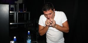 16-10-2008 SHOWBIZZ; JAN SMIT KOMT NAAR U TOE MET ONWIJS VEEL MUZIEK.Na een jaar uitstel door zijn stemoperatie is de tournee van Jan Smit eindelijk van start gegaan. In een uitverkochte Rijnhal in Arnhem ging het dak er bijna vanaf. Yolanthe genoot van het concert tussen het publiek en liet af en toe een heuse traan. Wij waren erbij en maakten een backstage verhaal over hoe en wat er op zo n avond gebeurt.
foto: Albert den Iseger.