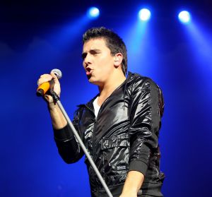 16-10-2008 SHOWBIZZ; JAN SMIT KOMT NAAR U TOE MET ONWIJS VEEL MUZIEK.Na een jaar uitstel door zijn stemoperatie is de tournee van Jan Smit eindelijk van start gegaan. In een uitverkochte Rijnhal in Arnhem ging het dak er bijna vanaf. Yolanthe genoot van het concert tussen het publiek en liet af en toe een heuse traan. Wij waren erbij en maakten een backstage verhaal over hoe en wat er op zo n avond gebeurt.
foto: Albert den Iseger.