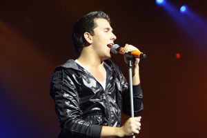 16-10-2008 SHOWBIZZ; JAN SMIT KOMT NAAR U TOE MET ONWIJS VEEL MUZIEK.Na een jaar uitstel door zijn stemoperatie is de tournee van Jan Smit eindelijk van start gegaan. In een uitverkochte Rijnhal in Arnhem ging het dak er bijna vanaf. Yolanthe genoot van het concert tussen het publiek en liet af en toe een heuse traan. Wij waren erbij en maakten een backstage verhaal over hoe en wat er op zo n avond gebeurt.
foto: Albert den Iseger.