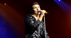 16-10-2008 SHOWBIZZ; JAN SMIT KOMT NAAR U TOE MET ONWIJS VEEL MUZIEK.Na een jaar uitstel door zijn stemoperatie is de tournee van Jan Smit eindelijk van start gegaan. In een uitverkochte Rijnhal in Arnhem ging het dak er bijna vanaf. Yolanthe genoot van het concert tussen het publiek en liet af en toe een heuse traan. Wij waren erbij en maakten een backstage verhaal over hoe en wat er op zo n avond gebeurt.
foto: Albert den Iseger.