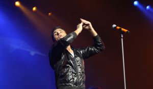 16-10-2008 SHOWBIZZ; JAN SMIT KOMT NAAR U TOE MET ONWIJS VEEL MUZIEK.Na een jaar uitstel door zijn stemoperatie is de tournee van Jan Smit eindelijk van start gegaan. In een uitverkochte Rijnhal in Arnhem ging het dak er bijna vanaf. Yolanthe genoot van het concert tussen het publiek en liet af en toe een heuse traan. Wij waren erbij en maakten een backstage verhaal over hoe en wat er op zo n avond gebeurt.
foto: Albert den Iseger.