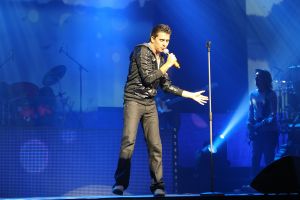 16-10-2008 SHOWBIZZ; JAN SMIT KOMT NAAR U TOE MET ONWIJS VEEL MUZIEK.Na een jaar uitstel door zijn stemoperatie is de tournee van Jan Smit eindelijk van start gegaan. In een uitverkochte Rijnhal in Arnhem ging het dak er bijna vanaf. Yolanthe genoot van het concert tussen het publiek en liet af en toe een heuse traan. Wij waren erbij en maakten een backstage verhaal over hoe en wat er op zo n avond gebeurt.
foto: Albert den Iseger.