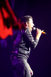 16-10-2008 SHOWBIZZ; JAN SMIT KOMT NAAR U TOE MET ONWIJS VEEL MUZIEK.Na een jaar uitstel door zijn stemoperatie is de tournee van Jan Smit eindelijk van start gegaan. In een uitverkochte Rijnhal in Arnhem ging het dak er bijna vanaf. Yolanthe genoot van het concert tussen het publiek en liet af en toe een heuse traan. Wij waren erbij en maakten een backstage verhaal over hoe en wat er op zo n avond gebeurt.
foto: Albert den Iseger.