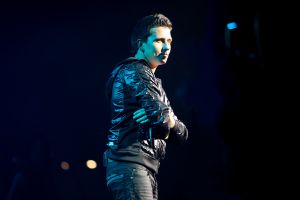 16-10-2008 SHOWBIZZ; JAN SMIT KOMT NAAR U TOE MET ONWIJS VEEL MUZIEK.Na een jaar uitstel door zijn stemoperatie is de tournee van Jan Smit eindelijk van start gegaan. In een uitverkochte Rijnhal in Arnhem ging het dak er bijna vanaf. Yolanthe genoot van het concert tussen het publiek en liet af en toe een heuse traan. Wij waren erbij en maakten een backstage verhaal over hoe en wat er op zo n avond gebeurt.
foto: Albert den Iseger.
