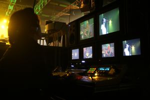 16-10-2008 SHOWBIZZ; JAN SMIT KOMT NAAR U TOE MET ONWIJS VEEL MUZIEK.Na een jaar uitstel door zijn stemoperatie is de tournee van Jan Smit eindelijk van start gegaan. In een uitverkochte Rijnhal in Arnhem ging het dak er bijna vanaf. Yolanthe genoot van het concert tussen het publiek en liet af en toe een heuse traan. Wij waren erbij en maakten een backstage verhaal over hoe en wat er op zo n avond gebeurt.
foto: Albert den Iseger.