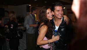 16-10-2008 SHOWBIZZ; JAN SMIT KOMT NAAR U TOE MET ONWIJS VEEL MUZIEK.Na een jaar uitstel door zijn stemoperatie is de tournee van Jan Smit eindelijk van start gegaan. In een uitverkochte Rijnhal in Arnhem ging het dak er bijna vanaf. Yolanthe genoot van het concert tussen het publiek en liet af en toe een heuse traan. Wij waren erbij en maakten een backstage verhaal over hoe en wat er op zo n avond gebeurt.
foto: Albert den Iseger.