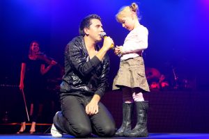 16-10-2008 SHOWBIZZ; JAN SMIT KOMT NAAR U TOE MET ONWIJS VEEL MUZIEK.Na een jaar uitstel door zijn stemoperatie is de tournee van Jan Smit eindelijk van start gegaan. In een uitverkochte Rijnhal in Arnhem ging het dak er bijna vanaf. Yolanthe genoot van het concert tussen het publiek en liet af en toe een heuse traan. Wij waren erbij en maakten een backstage verhaal over hoe en wat er op zo n avond gebeurt.
foto: Albert den Iseger.